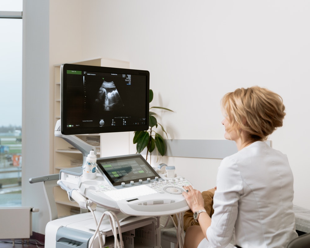 ultrazvuk-žena-lekar