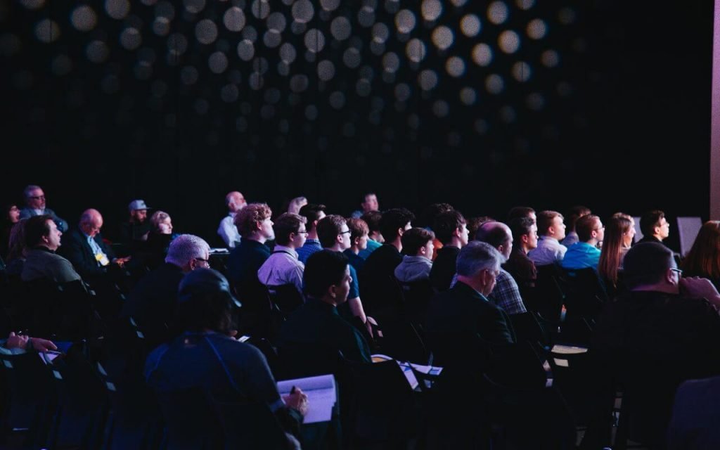 Saveti za organizaciju uspešne konferencije ljudi-sede-konferencija