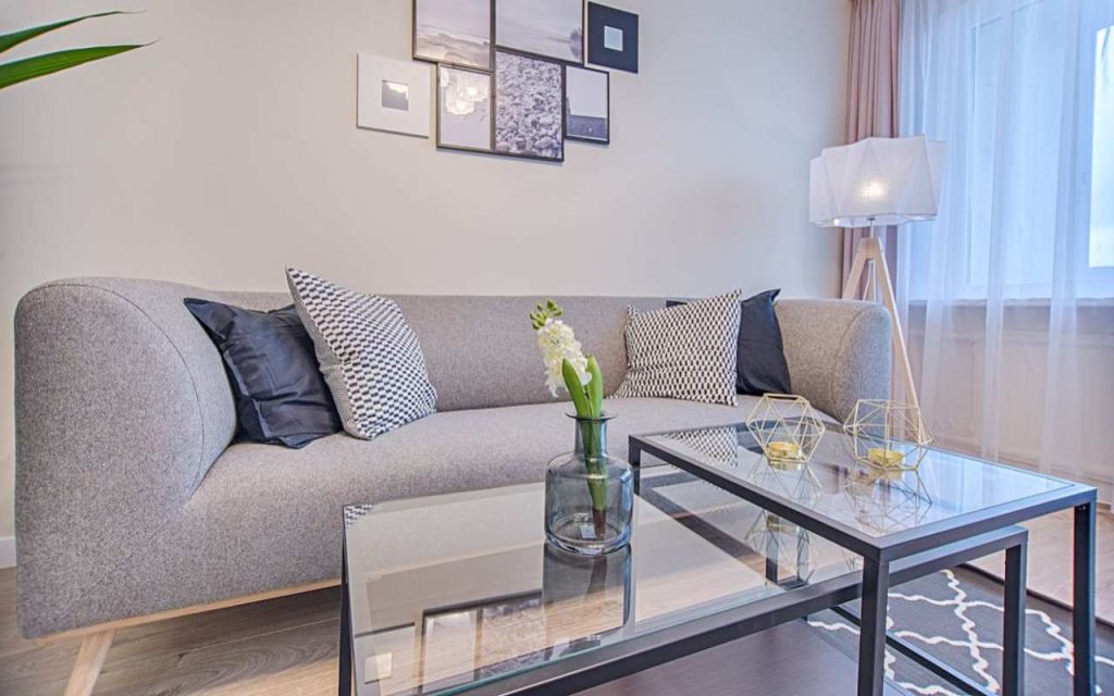 Zašto izabrati dvosobni stan u Vrnjačkoj Banji za vašu sledeću investiciju? dnevna-soba-kauc-sto-lampa-vaza-slike